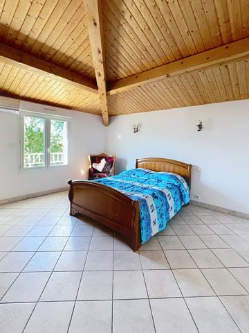 Exclusivité / Sud Ardèche Les Vans : Maison de 185 m². Terrain de 2 165 m² avec Piscine et Vue