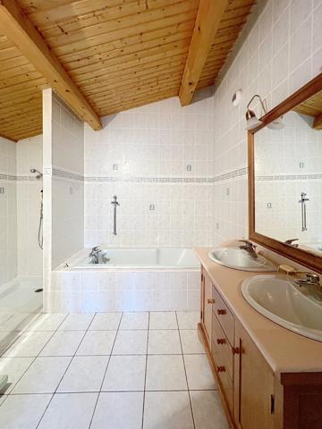 Exclusivité / Sud Ardèche Les Vans : Maison de 185 m². Terrain de 2 165 m² avec Piscine et Vue