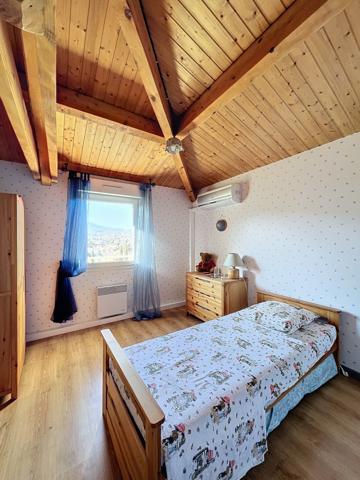 Exclusivité / Sud Ardèche Les Vans : Maison de 185 m². Terrain de 2 165 m² avec Piscine et Vue