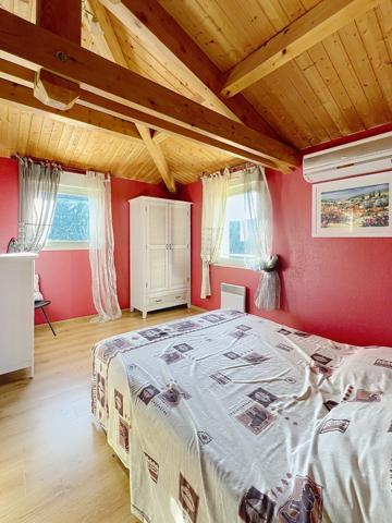 Exclusivité / Sud Ardèche Les Vans : Maison de 185 m². Terrain de 2 165 m² avec Piscine et Vue