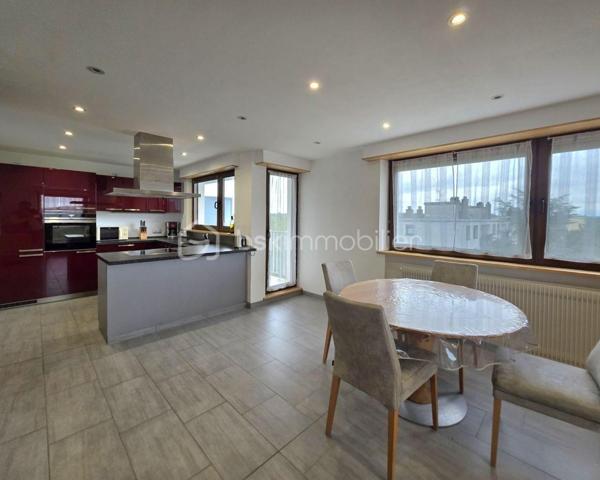 Je vous invite à venir découvrir ce bel appartement T3 de 73 m² environ.
Idéalement situé au 5ème étage avec ascenseur, au coeur du square du Zodiaque dans une résidence très bien entretenue, proche à pied du centre ville et de la zone commerciale.

Cet appartement cosy et très bien agencé vous permettra de profiter de beaux volumes et d'une luminosité très agréable avec une vue dégagée.
Une entrée spacieuse vous donnera accès à une cuisine récente et équipée ouverte sur le salon séjour, sans oublier l'accès direct à un balcon.
Deux chambres, un WC séparé, et une salle d'eau entièrement rénovée avec goût viennent compléter ce bien.

Pour votre confort, vous disposerez d'une cave ainsi qu'un garage.
Le chauffage est collectif au gaz et donc compris dans les charges.

Pour plus de renseignements ou si vous souhaitez visiter, n'hésitez pas à me contacter