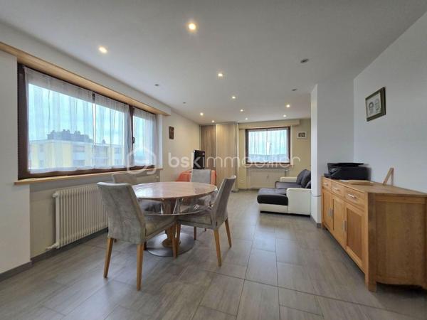 Je vous invite à venir découvrir ce bel appartement T3 de 73 m² environ.
Idéalement situé au 5ème étage avec ascenseur, au coeur du square du Zodiaque dans une résidence très bien entretenue, proche à pied du centre ville et de la zone commerciale.

Cet appartement cosy et très bien agencé vous permettra de profiter de beaux volumes et d'une luminosité très agréable avec une vue dégagée.
Une entrée spacieuse vous donnera accès à une cuisine récente et équipée ouverte sur le salon séjour, sans oublier l'accès direct à un balcon.
Deux chambres, un WC séparé, et une salle d'eau entièrement rénovée avec goût viennent compléter ce bien.

Pour votre confort, vous disposerez d'une cave ainsi qu'un garage.
Le chauffage est collectif au gaz et donc compris dans les charges.

Pour plus de renseignements ou si vous souhaitez visiter, n'hésitez pas à me contacter