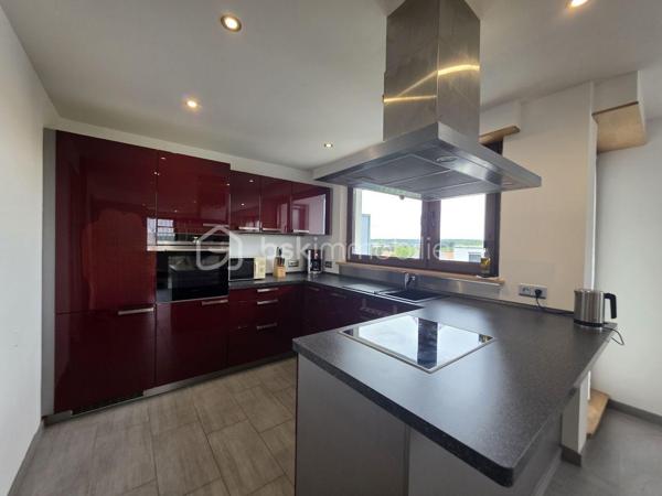 Je vous invite à venir découvrir ce bel appartement T3 de 73 m² environ.
Idéalement situé au 5ème étage avec ascenseur, au coeur du square du Zodiaque dans une résidence très bien entretenue, proche à pied du centre ville et de la zone commerciale.

Cet appartement cosy et très bien agencé vous permettra de profiter de beaux volumes et d'une luminosité très agréable avec une vue dégagée.
Une entrée spacieuse vous donnera accès à une cuisine récente et équipée ouverte sur le salon séjour, sans oublier l'accès direct à un balcon.
Deux chambres, un WC séparé, et une salle d'eau entièrement rénovée avec goût viennent compléter ce bien.

Pour votre confort, vous disposerez d'une cave ainsi qu'un garage.
Le chauffage est collectif au gaz et donc compris dans les charges.

Pour plus de renseignements ou si vous souhaitez visiter, n'hésitez pas à me contacter