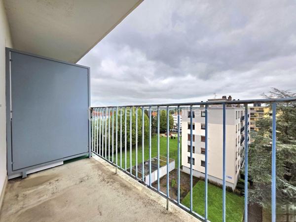 Je vous invite à venir découvrir ce bel appartement T3 de 73 m² environ.
Idéalement situé au 5ème étage avec ascenseur, au coeur du square du Zodiaque dans une résidence très bien entretenue, proche à pied du centre ville et de la zone commerciale.

Cet appartement cosy et très bien agencé vous permettra de profiter de beaux volumes et d'une luminosité très agréable avec une vue dégagée.
Une entrée spacieuse vous donnera accès à une cuisine récente et équipée ouverte sur le salon séjour, sans oublier l'accès direct à un balcon.
Deux chambres, un WC séparé, et une salle d'eau entièrement rénovée avec goût viennent compléter ce bien.

Pour votre confort, vous disposerez d'une cave ainsi qu'un garage.
Le chauffage est collectif au gaz et donc compris dans les charges.

Pour plus de renseignements ou si vous souhaitez visiter, n'hésitez pas à me contacter