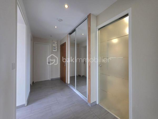 Je vous invite à venir découvrir ce bel appartement T3 de 73 m² environ.
Idéalement situé au 5ème étage avec ascenseur, au coeur du square du Zodiaque dans une résidence très bien entretenue, proche à pied du centre ville et de la zone commerciale.

Cet appartement cosy et très bien agencé vous permettra de profiter de beaux volumes et d'une luminosité très agréable avec une vue dégagée.
Une entrée spacieuse vous donnera accès à une cuisine récente et équipée ouverte sur le salon séjour, sans oublier l'accès direct à un balcon.
Deux chambres, un WC séparé, et une salle d'eau entièrement rénovée avec goût viennent compléter ce bien.

Pour votre confort, vous disposerez d'une cave ainsi qu'un garage.
Le chauffage est collectif au gaz et donc compris dans les charges.

Pour plus de renseignements ou si vous souhaitez visiter, n'hésitez pas à me contacter