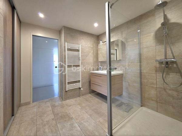 Je vous invite à venir découvrir ce bel appartement T3 de 73 m² environ.
Idéalement situé au 5ème étage avec ascenseur, au coeur du square du Zodiaque dans une résidence très bien entretenue, proche à pied du centre ville et de la zone commerciale.

Cet appartement cosy et très bien agencé vous permettra de profiter de beaux volumes et d'une luminosité très agréable avec une vue dégagée.
Une entrée spacieuse vous donnera accès à une cuisine récente et équipée ouverte sur le salon séjour, sans oublier l'accès direct à un balcon.
Deux chambres, un WC séparé, et une salle d'eau entièrement rénovée avec goût viennent compléter ce bien.

Pour votre confort, vous disposerez d'une cave ainsi qu'un garage.
Le chauffage est collectif au gaz et donc compris dans les charges.

Pour plus de renseignements ou si vous souhaitez visiter, n'hésitez pas à me contacter