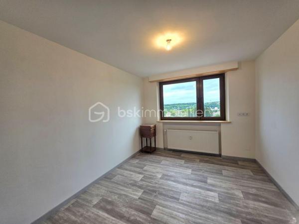 Je vous invite à venir découvrir ce bel appartement T3 de 73 m² environ.
Idéalement situé au 5ème étage avec ascenseur, au coeur du square du Zodiaque dans une résidence très bien entretenue, proche à pied du centre ville et de la zone commerciale.

Cet appartement cosy et très bien agencé vous permettra de profiter de beaux volumes et d'une luminosité très agréable avec une vue dégagée.
Une entrée spacieuse vous donnera accès à une cuisine récente et équipée ouverte sur le salon séjour, sans oublier l'accès direct à un balcon.
Deux chambres, un WC séparé, et une salle d'eau entièrement rénovée avec goût viennent compléter ce bien.

Pour votre confort, vous disposerez d'une cave ainsi qu'un garage.
Le chauffage est collectif au gaz et donc compris dans les charges.

Pour plus de renseignements ou si vous souhaitez visiter, n'hésitez pas à me contacter