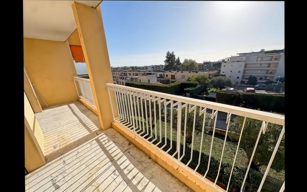 Appartement à vendre    4 pièces • 79 m2 Mandelieu-la-Napoule