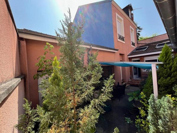 Maison de ville Vichy 7 pièce(s) avec garage et cour intérieure