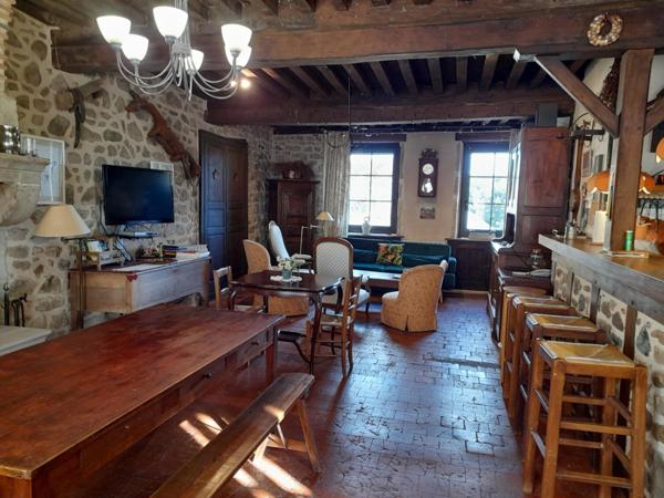 A 25 mn d'AUTUN - à ARLEUF (58) Maison de caractère avec garage et cour.