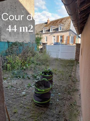 A 25 mn d'AUTUN - à ARLEUF (58) Maison de caractère avec garage et cour.