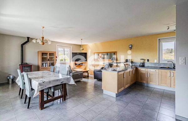 Maison avec vue et beau potentiel sur 2047 m² de terrain clos