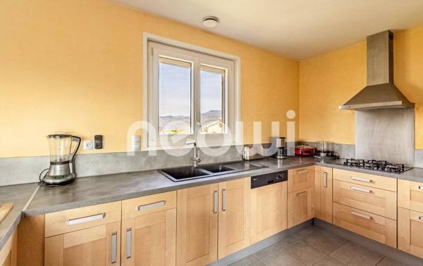 Maison avec vue et beau potentiel sur 2047 m² de terrain clos