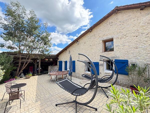 Maison de Caractère de Trois Chambres avec Jardin et Grange Champagne mouton
