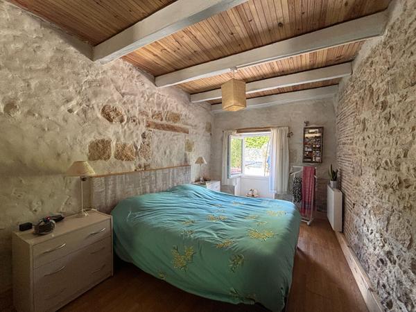 Maison de Caractère de Trois Chambres avec Jardin et Grange Champagne mouton
