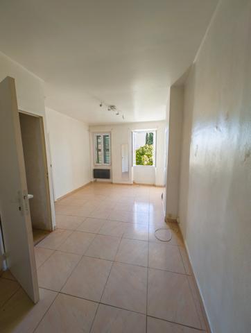 Charmante maison à rafraichir avec jardin arboré