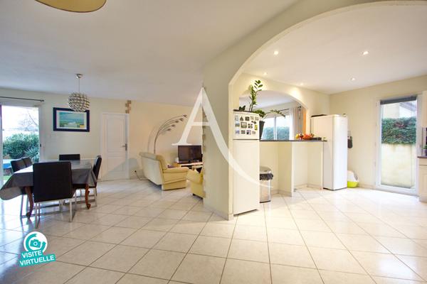 VILLENEUVE LES MAGUELONE - MAISON INDIVIDUELLE - PLAIN PIED - T5 - 112 M2 - 3 CHAMBRES - 1 BUREAU - PISCINE HORS SOL - TERRAIN DE 450 M2 ENVIRON - 5 MINUTES À PIED DU CENTRE.