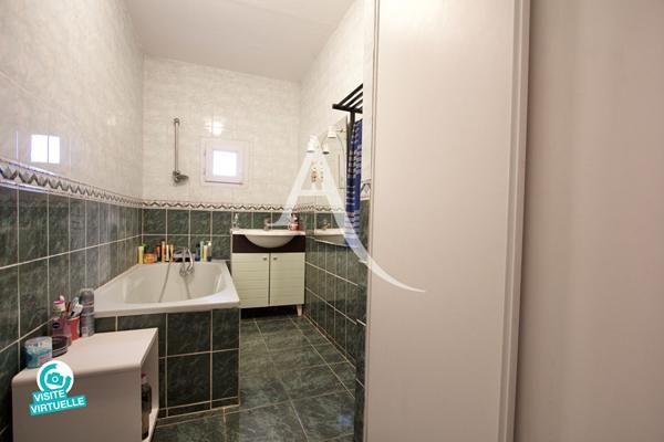 VILLENEUVE LES MAGUELONE - MAISON INDIVIDUELLE - PLAIN PIED - T5 - 112 M2 - 3 CHAMBRES - 1 BUREAU - PISCINE HORS SOL - TERRAIN DE 450 M2 ENVIRON - 5 MINUTES À PIED DU CENTRE.