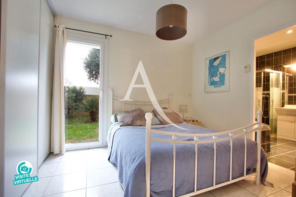 VILLENEUVE LES MAGUELONE - MAISON INDIVIDUELLE - PLAIN PIED - T5 - 112 M2 - 3 CHAMBRES - 1 BUREAU - PISCINE HORS SOL - TERRAIN DE 450 M2 ENVIRON - 5 MINUTES À PIED DU CENTRE.