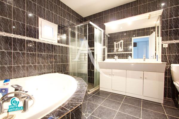 VILLENEUVE LES MAGUELONE - MAISON INDIVIDUELLE - PLAIN PIED - T5 - 112 M2 - 3 CHAMBRES - 1 BUREAU - PISCINE HORS SOL - TERRAIN DE 450 M2 ENVIRON - 5 MINUTES À PIED DU CENTRE.