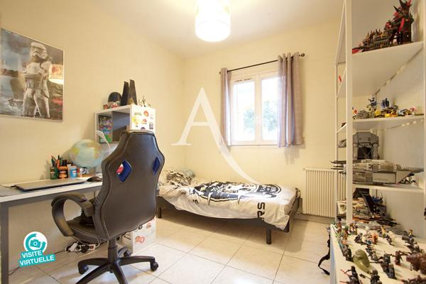 VILLENEUVE LES MAGUELONE - MAISON INDIVIDUELLE - PLAIN PIED - T5 - 112 M2 - 3 CHAMBRES - 1 BUREAU - PISCINE HORS SOL - TERRAIN DE 450 M2 ENVIRON - 5 MINUTES À PIED DU CENTRE.