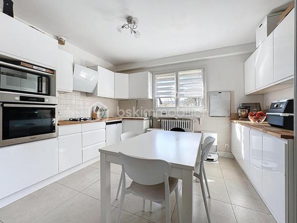 🏡 EN EXCLUSIVITÉ chez BSK Immobilier –

Située dans un environnement calme et agréable, cette maison des années 1965 entièrement rénovée avec soin en 2023 et 2024 offre des prestations modernes et un confort optimal.

D’une surface au sol d’environ 140 m², cette maison sur sous-sol complet de 72 m² propose de beaux volumes et une distribution fonctionnelle. Au rez-de-chaussée, vous découvrirez une entrée, un spacieux salon-séjour lumineux ouvert sur une cuisine aménagée et équipée. Ce niveau comprend également une chambre, une salle d’eau, un toilette séparé ainsi qu’un bureau permettant l’accès à l’étage.

À l’étage, un palier dessert trois chambres confortables, un bureau supplémentaire ainsi qu’une grande salle de bain équipée d’une douche, d’une baignoire et double vasques, offrant un espace idéal pour toute la famille.

Le sous-sol complet se compose d’une buanderie, d’une chaufferie et d’un vaste espace de stockage, particulièrement pratique au quotidien.

Une dépendance de plus de 60 m² vient compléter ce bien. Elle conviendra parfaitement à un artisan, à une profession libérale ou à toute personne souhaitant développer une activité indépendante à domicile.

L’ensemble est implanté sur un terrain de 713 m² entièrement clos et arboré, garantissant tranquillité et sécurité.

❤️Ses Atouts: Les prestations techniques sont de qualité, avec des fenêtres en PVC double vitrage, l’isolation des combles et des murs, fenêtres et vélux en PVC double vitrages, des volets électriques, tableau électrique refait ainsi qu’un système de chauffage performant par pompe à chaleur air-eau et un chauffe-eau thermodynamique. Saulon la rue est un village situé à seulement 5 minutes de Fenay

Ce bien rare sur le secteur séduira aussi bien une famille en quête de confort qu’un professionnel souhaitant allier habitation et activité.
Contactez-nous dès maintenant pour organiser une visite et découvrir tout le potentiel de cette maison.