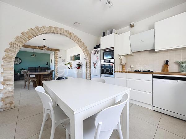 🏡 EN EXCLUSIVITÉ chez BSK Immobilier –

Située dans un environnement calme et agréable, cette maison des années 1965 entièrement rénovée avec soin en 2023 et 2024 offre des prestations modernes et un confort optimal.

D’une surface au sol d’environ 140 m², cette maison sur sous-sol complet de 72 m² propose de beaux volumes et une distribution fonctionnelle. Au rez-de-chaussée, vous découvrirez une entrée, un spacieux salon-séjour lumineux ouvert sur une cuisine aménagée et équipée. Ce niveau comprend également une chambre, une salle d’eau, un toilette séparé ainsi qu’un bureau permettant l’accès à l’étage.

À l’étage, un palier dessert trois chambres confortables, un bureau supplémentaire ainsi qu’une grande salle de bain équipée d’une douche, d’une baignoire et double vasques, offrant un espace idéal pour toute la famille.

Le sous-sol complet se compose d’une buanderie, d’une chaufferie et d’un vaste espace de stockage, particulièrement pratique au quotidien.

Une dépendance de plus de 60 m² vient compléter ce bien. Elle conviendra parfaitement à un artisan, à une profession libérale ou à toute personne souhaitant développer une activité indépendante à domicile.

L’ensemble est implanté sur un terrain de 713 m² entièrement clos et arboré, garantissant tranquillité et sécurité.

❤️Ses Atouts: Les prestations techniques sont de qualité, avec des fenêtres en PVC double vitrage, l’isolation des combles et des murs, fenêtres et vélux en PVC double vitrages, des volets électriques, tableau électrique refait ainsi qu’un système de chauffage performant par pompe à chaleur air-eau et un chauffe-eau thermodynamique. Saulon la rue est un village situé à seulement 5 minutes de Fenay

Ce bien rare sur le secteur séduira aussi bien une famille en quête de confort qu’un professionnel souhaitant allier habitation et activité.
Contactez-nous dès maintenant pour organiser une visite et découvrir tout le potentiel de cette maison.