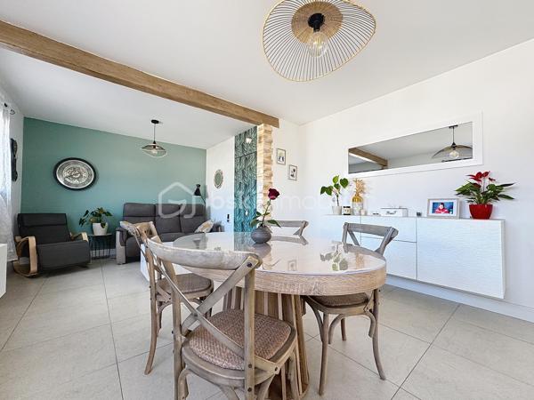 🏡 EN EXCLUSIVITÉ chez BSK Immobilier –

Située dans un environnement calme et agréable, cette maison des années 1965 entièrement rénovée avec soin en 2023 et 2024 offre des prestations modernes et un confort optimal.

D’une surface au sol d’environ 140 m², cette maison sur sous-sol complet de 72 m² propose de beaux volumes et une distribution fonctionnelle. Au rez-de-chaussée, vous découvrirez une entrée, un spacieux salon-séjour lumineux ouvert sur une cuisine aménagée et équipée. Ce niveau comprend également une chambre, une salle d’eau, un toilette séparé ainsi qu’un bureau permettant l’accès à l’étage.

À l’étage, un palier dessert trois chambres confortables, un bureau supplémentaire ainsi qu’une grande salle de bain équipée d’une douche, d’une baignoire et double vasques, offrant un espace idéal pour toute la famille.

Le sous-sol complet se compose d’une buanderie, d’une chaufferie et d’un vaste espace de stockage, particulièrement pratique au quotidien.

Une dépendance de plus de 60 m² vient compléter ce bien. Elle conviendra parfaitement à un artisan, à une profession libérale ou à toute personne souhaitant développer une activité indépendante à domicile.

L’ensemble est implanté sur un terrain de 713 m² entièrement clos et arboré, garantissant tranquillité et sécurité.

❤️Ses Atouts: Les prestations techniques sont de qualité, avec des fenêtres en PVC double vitrage, l’isolation des combles et des murs, fenêtres et vélux en PVC double vitrages, des volets électriques, tableau électrique refait ainsi qu’un système de chauffage performant par pompe à chaleur air-eau et un chauffe-eau thermodynamique. Saulon la rue est un village situé à seulement 5 minutes de Fenay

Ce bien rare sur le secteur séduira aussi bien une famille en quête de confort qu’un professionnel souhaitant allier habitation et activité.
Contactez-nous dès maintenant pour organiser une visite et découvrir tout le potentiel de cette maison.