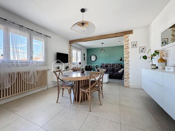 🏡 EN EXCLUSIVITÉ chez BSK Immobilier –

Située dans un environnement calme et agréable, cette maison des années 1965 entièrement rénovée avec soin en 2023 et 2024 offre des prestations modernes et un confort optimal.

D’une surface au sol d’environ 140 m², cette maison sur sous-sol complet de 72 m² propose de beaux volumes et une distribution fonctionnelle. Au rez-de-chaussée, vous découvrirez une entrée, un spacieux salon-séjour lumineux ouvert sur une cuisine aménagée et équipée. Ce niveau comprend également une chambre, une salle d’eau, un toilette séparé ainsi qu’un bureau permettant l’accès à l’étage.

À l’étage, un palier dessert trois chambres confortables, un bureau supplémentaire ainsi qu’une grande salle de bain équipée d’une douche, d’une baignoire et double vasques, offrant un espace idéal pour toute la famille.

Le sous-sol complet se compose d’une buanderie, d’une chaufferie et d’un vaste espace de stockage, particulièrement pratique au quotidien.

Une dépendance de plus de 60 m² vient compléter ce bien. Elle conviendra parfaitement à un artisan, à une profession libérale ou à toute personne souhaitant développer une activité indépendante à domicile.

L’ensemble est implanté sur un terrain de 713 m² entièrement clos et arboré, garantissant tranquillité et sécurité.

❤️Ses Atouts: Les prestations techniques sont de qualité, avec des fenêtres en PVC double vitrage, l’isolation des combles et des murs, fenêtres et vélux en PVC double vitrages, des volets électriques, tableau électrique refait ainsi qu’un système de chauffage performant par pompe à chaleur air-eau et un chauffe-eau thermodynamique. Saulon la rue est un village situé à seulement 5 minutes de Fenay

Ce bien rare sur le secteur séduira aussi bien une famille en quête de confort qu’un professionnel souhaitant allier habitation et activité.
Contactez-nous dès maintenant pour organiser une visite et découvrir tout le potentiel de cette maison.