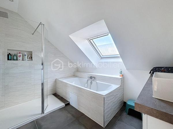 🏡 EN EXCLUSIVITÉ chez BSK Immobilier –

Située dans un environnement calme et agréable, cette maison des années 1965 entièrement rénovée avec soin en 2023 et 2024 offre des prestations modernes et un confort optimal.

D’une surface au sol d’environ 140 m², cette maison sur sous-sol complet de 72 m² propose de beaux volumes et une distribution fonctionnelle. Au rez-de-chaussée, vous découvrirez une entrée, un spacieux salon-séjour lumineux ouvert sur une cuisine aménagée et équipée. Ce niveau comprend également une chambre, une salle d’eau, un toilette séparé ainsi qu’un bureau permettant l’accès à l’étage.

À l’étage, un palier dessert trois chambres confortables, un bureau supplémentaire ainsi qu’une grande salle de bain équipée d’une douche, d’une baignoire et double vasques, offrant un espace idéal pour toute la famille.

Le sous-sol complet se compose d’une buanderie, d’une chaufferie et d’un vaste espace de stockage, particulièrement pratique au quotidien.

Une dépendance de plus de 60 m² vient compléter ce bien. Elle conviendra parfaitement à un artisan, à une profession libérale ou à toute personne souhaitant développer une activité indépendante à domicile.

L’ensemble est implanté sur un terrain de 713 m² entièrement clos et arboré, garantissant tranquillité et sécurité.

❤️Ses Atouts: Les prestations techniques sont de qualité, avec des fenêtres en PVC double vitrage, l’isolation des combles et des murs, fenêtres et vélux en PVC double vitrages, des volets électriques, tableau électrique refait ainsi qu’un système de chauffage performant par pompe à chaleur air-eau et un chauffe-eau thermodynamique. Saulon la rue est un village situé à seulement 5 minutes de Fenay

Ce bien rare sur le secteur séduira aussi bien une famille en quête de confort qu’un professionnel souhaitant allier habitation et activité.
Contactez-nous dès maintenant pour organiser une visite et découvrir tout le potentiel de cette maison.