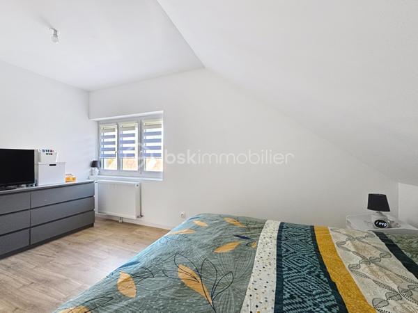 🏡 EN EXCLUSIVITÉ chez BSK Immobilier –

Située dans un environnement calme et agréable, cette maison des années 1965 entièrement rénovée avec soin en 2023 et 2024 offre des prestations modernes et un confort optimal.

D’une surface au sol d’environ 140 m², cette maison sur sous-sol complet de 72 m² propose de beaux volumes et une distribution fonctionnelle. Au rez-de-chaussée, vous découvrirez une entrée, un spacieux salon-séjour lumineux ouvert sur une cuisine aménagée et équipée. Ce niveau comprend également une chambre, une salle d’eau, un toilette séparé ainsi qu’un bureau permettant l’accès à l’étage.

À l’étage, un palier dessert trois chambres confortables, un bureau supplémentaire ainsi qu’une grande salle de bain équipée d’une douche, d’une baignoire et double vasques, offrant un espace idéal pour toute la famille.

Le sous-sol complet se compose d’une buanderie, d’une chaufferie et d’un vaste espace de stockage, particulièrement pratique au quotidien.

Une dépendance de plus de 60 m² vient compléter ce bien. Elle conviendra parfaitement à un artisan, à une profession libérale ou à toute personne souhaitant développer une activité indépendante à domicile.

L’ensemble est implanté sur un terrain de 713 m² entièrement clos et arboré, garantissant tranquillité et sécurité.

❤️Ses Atouts: Les prestations techniques sont de qualité, avec des fenêtres en PVC double vitrage, l’isolation des combles et des murs, fenêtres et vélux en PVC double vitrages, des volets électriques, tableau électrique refait ainsi qu’un système de chauffage performant par pompe à chaleur air-eau et un chauffe-eau thermodynamique. Saulon la rue est un village situé à seulement 5 minutes de Fenay

Ce bien rare sur le secteur séduira aussi bien une famille en quête de confort qu’un professionnel souhaitant allier habitation et activité.
Contactez-nous dès maintenant pour organiser une visite et découvrir tout le potentiel de cette maison.