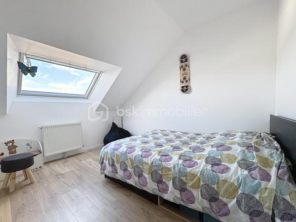 🏡 EN EXCLUSIVITÉ chez BSK Immobilier –

Située dans un environnement calme et agréable, cette maison des années 1965 entièrement rénovée avec soin en 2023 et 2024 offre des prestations modernes et un confort optimal.

D’une surface au sol d’environ 140 m², cette maison sur sous-sol complet de 72 m² propose de beaux volumes et une distribution fonctionnelle. Au rez-de-chaussée, vous découvrirez une entrée, un spacieux salon-séjour lumineux ouvert sur une cuisine aménagée et équipée. Ce niveau comprend également une chambre, une salle d’eau, un toilette séparé ainsi qu’un bureau permettant l’accès à l’étage.

À l’étage, un palier dessert trois chambres confortables, un bureau supplémentaire ainsi qu’une grande salle de bain équipée d’une douche, d’une baignoire et double vasques, offrant un espace idéal pour toute la famille.

Le sous-sol complet se compose d’une buanderie, d’une chaufferie et d’un vaste espace de stockage, particulièrement pratique au quotidien.

Une dépendance de plus de 60 m² vient compléter ce bien. Elle conviendra parfaitement à un artisan, à une profession libérale ou à toute personne souhaitant développer une activité indépendante à domicile.

L’ensemble est implanté sur un terrain de 713 m² entièrement clos et arboré, garantissant tranquillité et sécurité.

❤️Ses Atouts: Les prestations techniques sont de qualité, avec des fenêtres en PVC double vitrage, l’isolation des combles et des murs, fenêtres et vélux en PVC double vitrages, des volets électriques, tableau électrique refait ainsi qu’un système de chauffage performant par pompe à chaleur air-eau et un chauffe-eau thermodynamique. Saulon la rue est un village situé à seulement 5 minutes de Fenay

Ce bien rare sur le secteur séduira aussi bien une famille en quête de confort qu’un professionnel souhaitant allier habitation et activité.
Contactez-nous dès maintenant pour organiser une visite et découvrir tout le potentiel de cette maison.