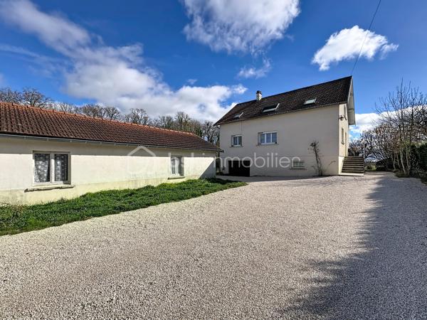 🏡 EN EXCLUSIVITÉ chez BSK Immobilier –

Située dans un environnement calme et agréable, cette maison des années 1965 entièrement rénovée avec soin en 2023 et 2024 offre des prestations modernes et un confort optimal.

D’une surface au sol d’environ 140 m², cette maison sur sous-sol complet de 72 m² propose de beaux volumes et une distribution fonctionnelle. Au rez-de-chaussée, vous découvrirez une entrée, un spacieux salon-séjour lumineux ouvert sur une cuisine aménagée et équipée. Ce niveau comprend également une chambre, une salle d’eau, un toilette séparé ainsi qu’un bureau permettant l’accès à l’étage.

À l’étage, un palier dessert trois chambres confortables, un bureau supplémentaire ainsi qu’une grande salle de bain équipée d’une douche, d’une baignoire et double vasques, offrant un espace idéal pour toute la famille.

Le sous-sol complet se compose d’une buanderie, d’une chaufferie et d’un vaste espace de stockage, particulièrement pratique au quotidien.

Une dépendance de plus de 60 m² vient compléter ce bien. Elle conviendra parfaitement à un artisan, à une profession libérale ou à toute personne souhaitant développer une activité indépendante à domicile.

L’ensemble est implanté sur un terrain de 713 m² entièrement clos et arboré, garantissant tranquillité et sécurité.

❤️Ses Atouts: Les prestations techniques sont de qualité, avec des fenêtres en PVC double vitrage, l’isolation des combles et des murs, fenêtres et vélux en PVC double vitrages, des volets électriques, tableau électrique refait ainsi qu’un système de chauffage performant par pompe à chaleur air-eau et un chauffe-eau thermodynamique. Saulon la rue est un village situé à seulement 5 minutes de Fenay

Ce bien rare sur le secteur séduira aussi bien une famille en quête de confort qu’un professionnel souhaitant allier habitation et activité.
Contactez-nous dès maintenant pour organiser une visite et découvrir tout le potentiel de cette maison.