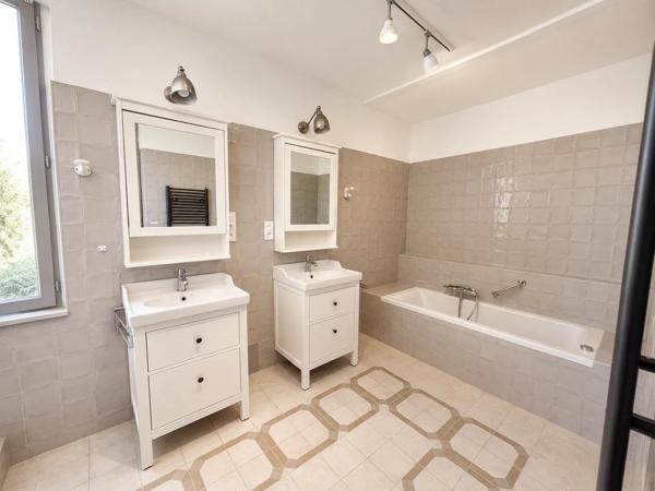 Vente                                                      Maison
                        
                     9 pièces                      254 m2                     à Cazals
