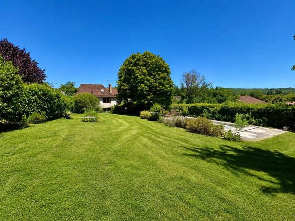 Vente                                                      Maison
                        
                     9 pièces                      254 m2                     à Cazals