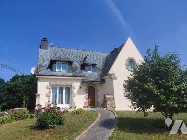 Maison familiale 6 pièces à vendre à Pontivy (56300) - 148 m² - Terrain de 1 008 m²

À vendre...