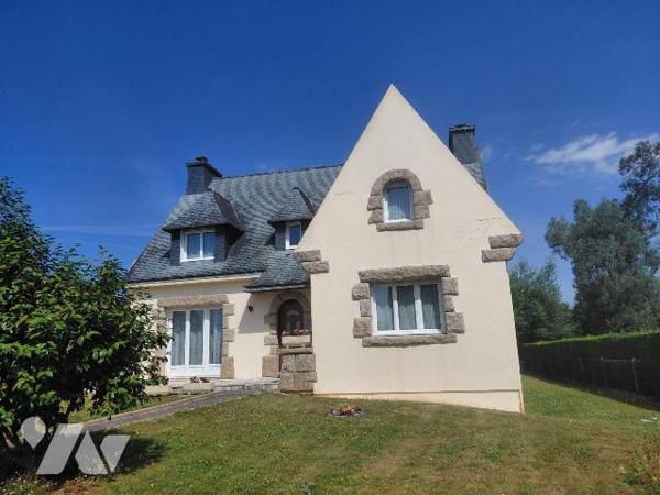 Maison familiale 6 pièces à vendre à Pontivy (56300) - 148 m² - Terrain de 1 008 m²

À vendre...