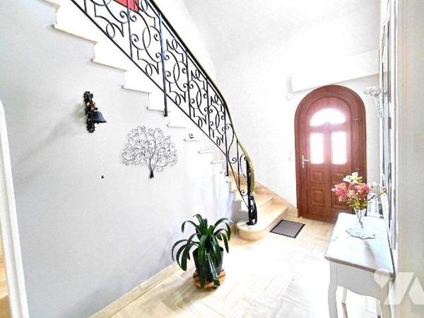 Maison familiale 6 pièces à vendre à Pontivy (56300) - 148 m² - Terrain de 1 008 m²

À vendre...