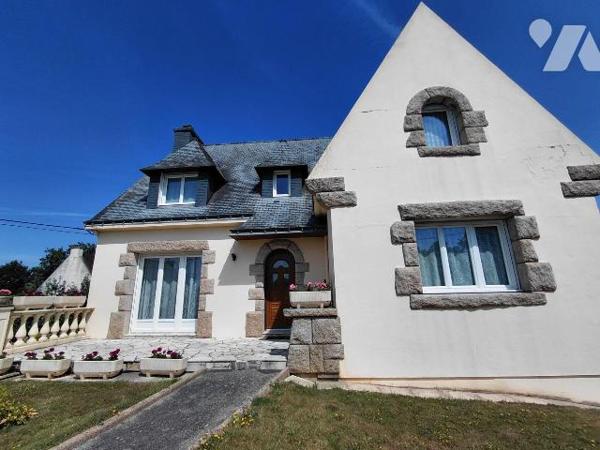 Maison familiale 6 pièces à vendre à Pontivy (56300) - 148 m² - Terrain de 1 008 m²

À vendre...