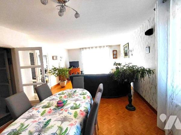 Maison familiale 6 pièces à vendre à Pontivy (56300) - 148 m² - Terrain de 1 008 m²

À vendre...