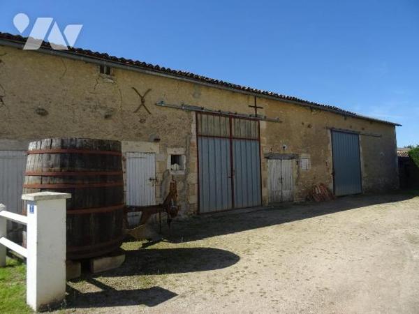 Au calme, à 10 minutes de Chauvigny, maison d'habitation offrant: cuisine aménagée, séjour, arr...
