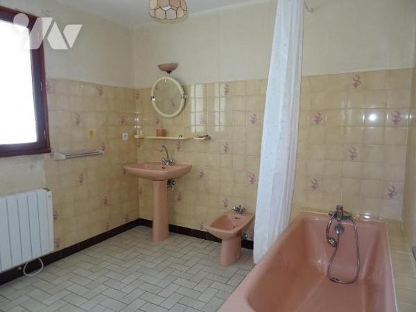 Au calme, à 10 minutes de Chauvigny, maison d'habitation offrant: cuisine aménagée, séjour, arr...