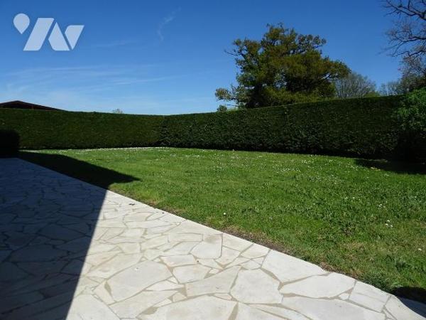 Au calme, à 10 minutes de Chauvigny, maison d'habitation offrant: cuisine aménagée, séjour, arr...