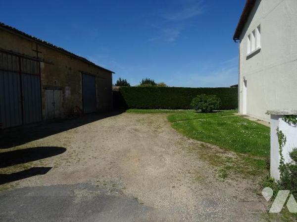 Au calme, à 10 minutes de Chauvigny, maison d'habitation offrant: cuisine aménagée, séjour, arr...