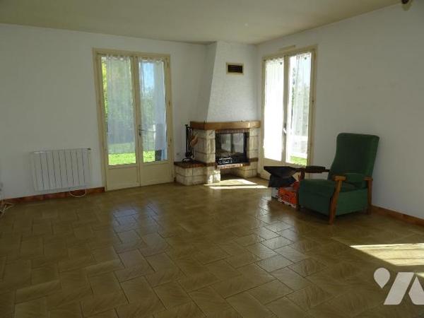 Au calme, à 10 minutes de Chauvigny, maison d'habitation offrant: cuisine aménagée, séjour, arr...