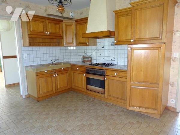 Au calme, à 10 minutes de Chauvigny, maison d'habitation offrant: cuisine aménagée, séjour, arr...