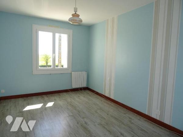 Au calme, à 10 minutes de Chauvigny, maison d'habitation offrant: cuisine aménagée, séjour, arr...