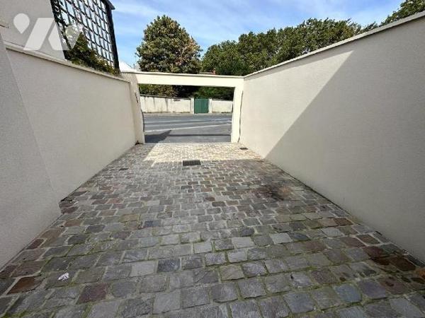 Situé Proche du Centre-ville, Rue de Sézanne, Immeuble à usage de Commerce et d'Habitation d'un...