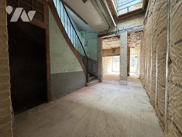 Situé Proche du Centre-ville, Rue de Sézanne, Immeuble à usage de Commerce et d'Habitation d'un...