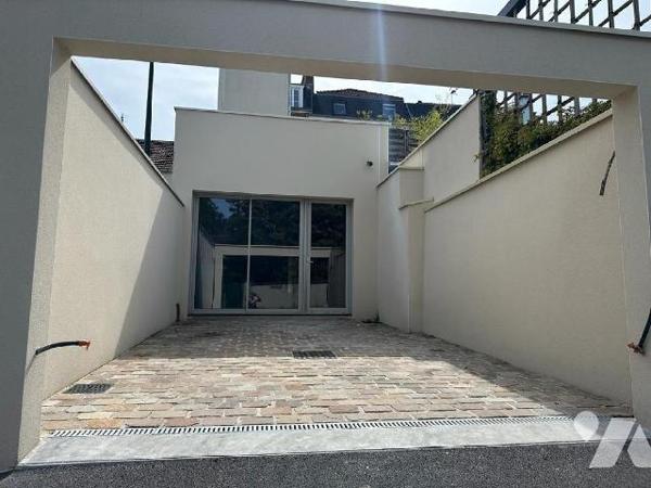 Situé Proche du Centre-ville, Rue de Sézanne, Immeuble à usage de Commerce et d'Habitation d'un...